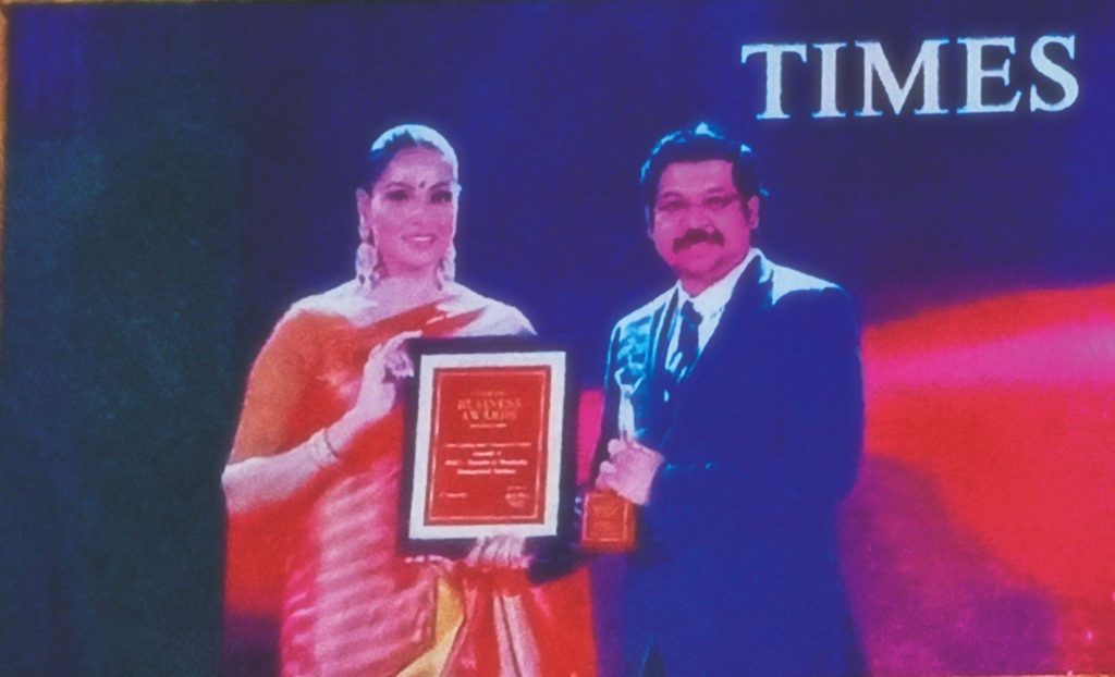 Mr. Budhaditya Paul, BNG HotelManagement gets recognized at the India Brand Icon Awards, 2020 in Mumbai in presence of Bollywood Diva Mrs. Lara Dutta.